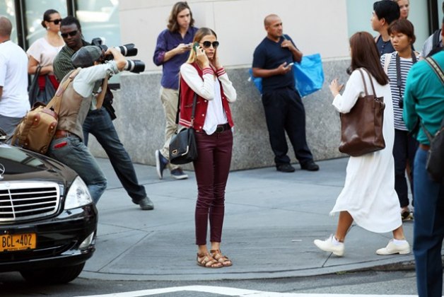 item0.rendition.slideshowVertical.nyfw-street-style-7-1