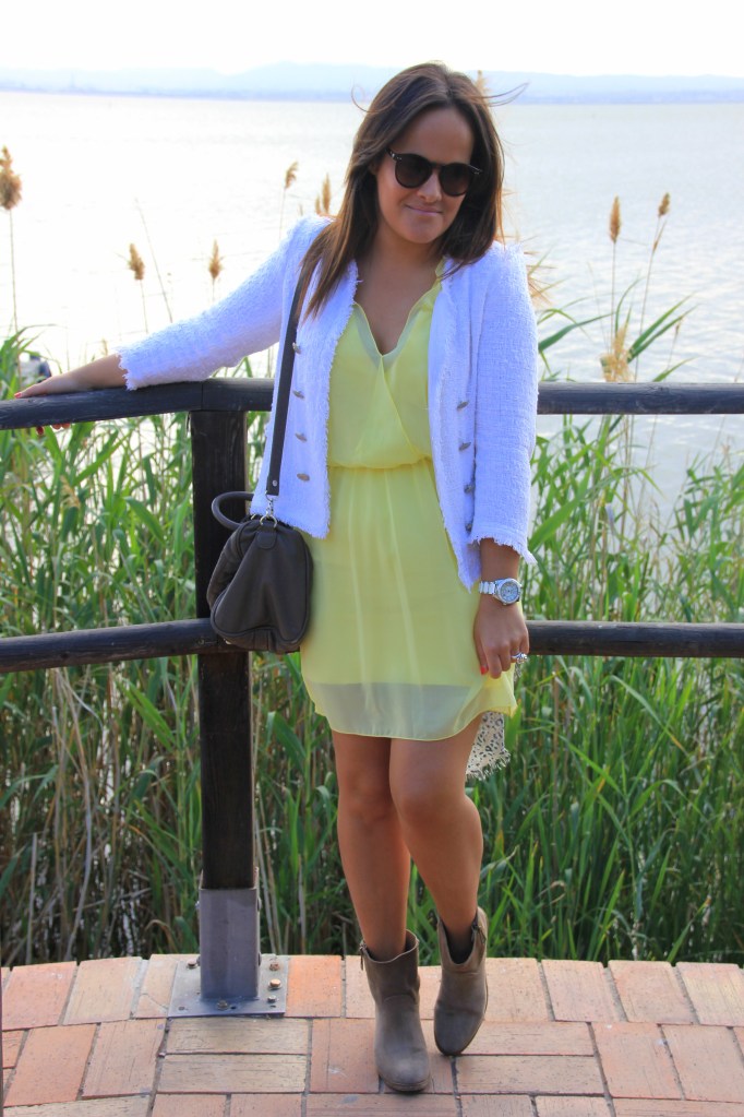 chaqueta blanca tweed vestido amarillo