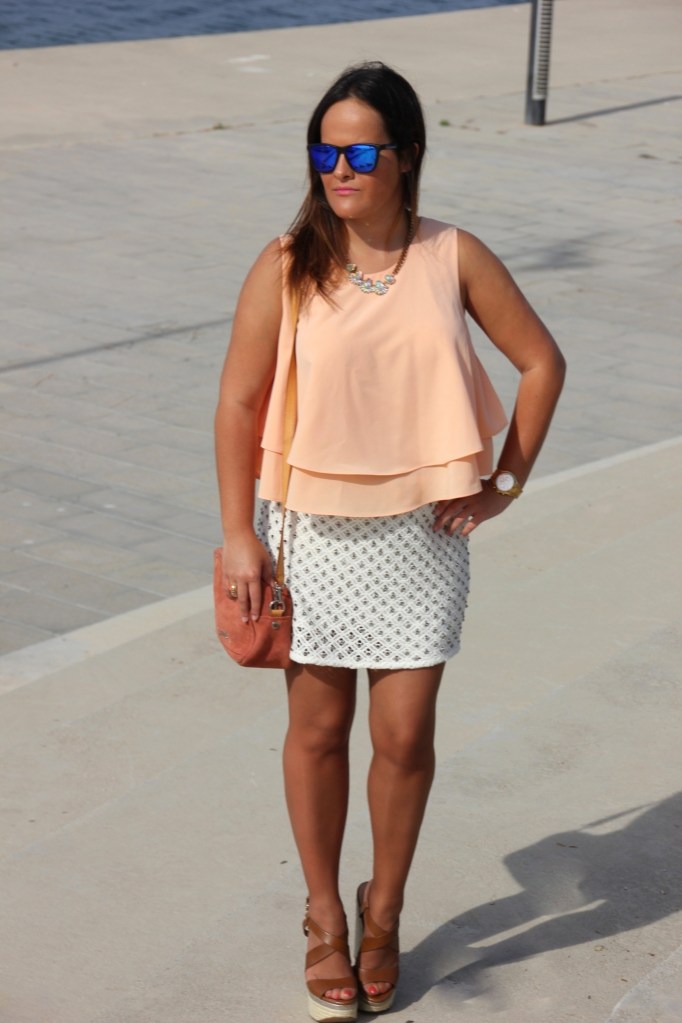 falda pedreria top coral