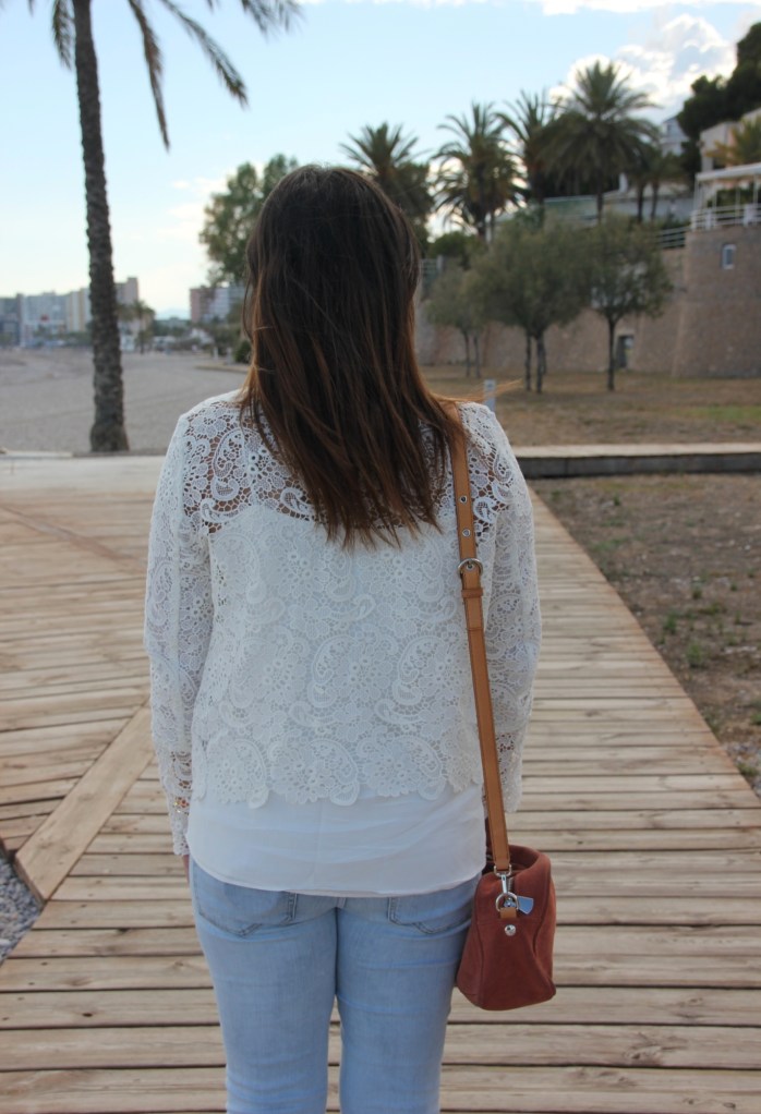 vaqueros rotos desgastados chaqueta blanca encaje