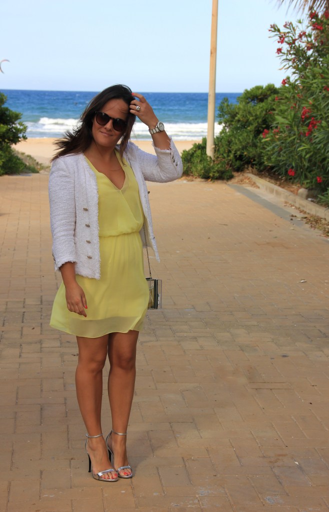 vestido amarillo zara chaqueta tweed blanca