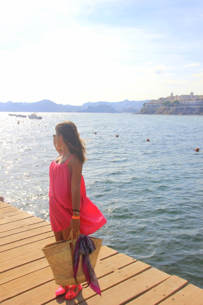 vestido rosa plisado